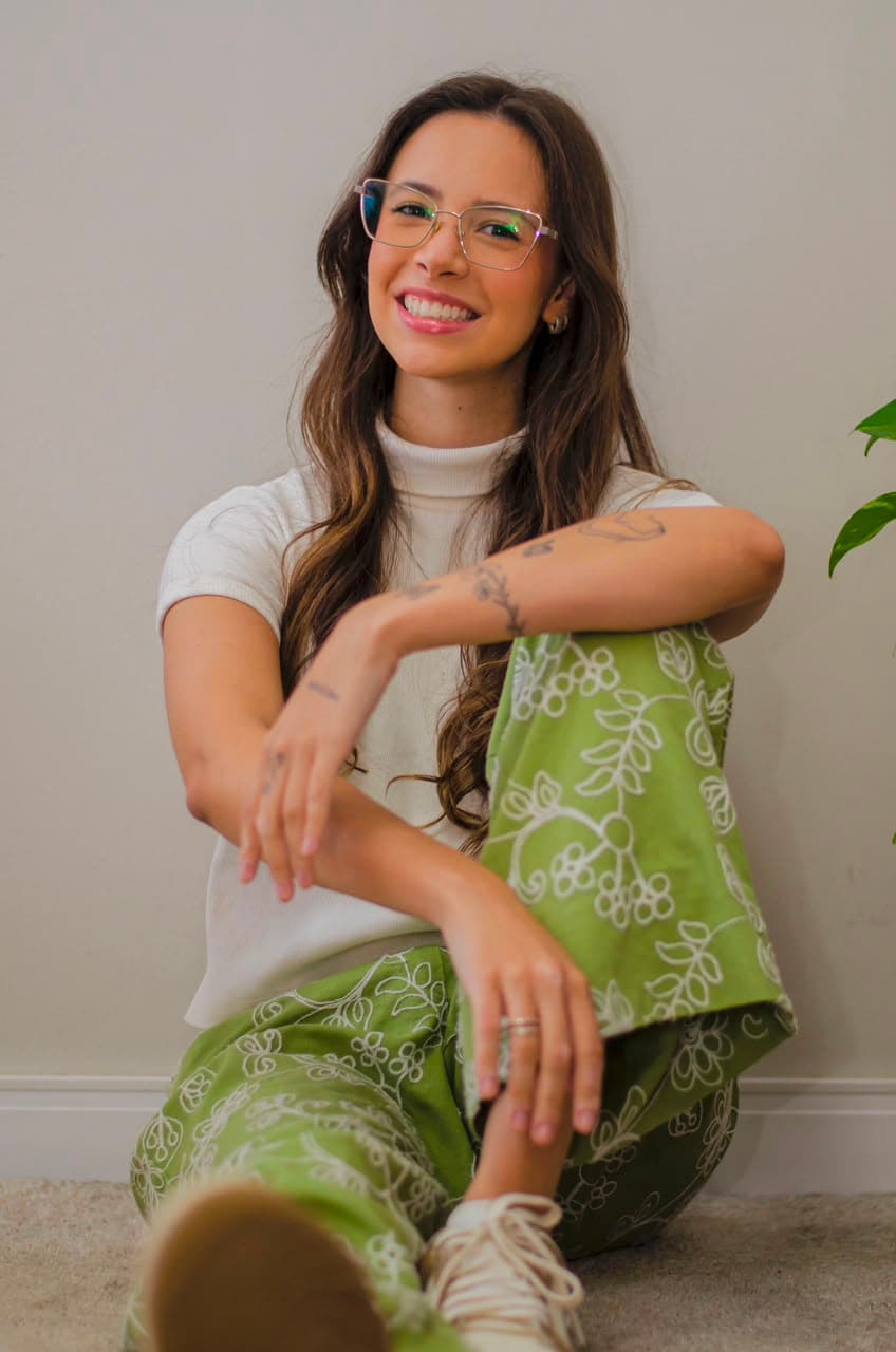 Carolina Borba sorrindo, em um retrato acolhedor